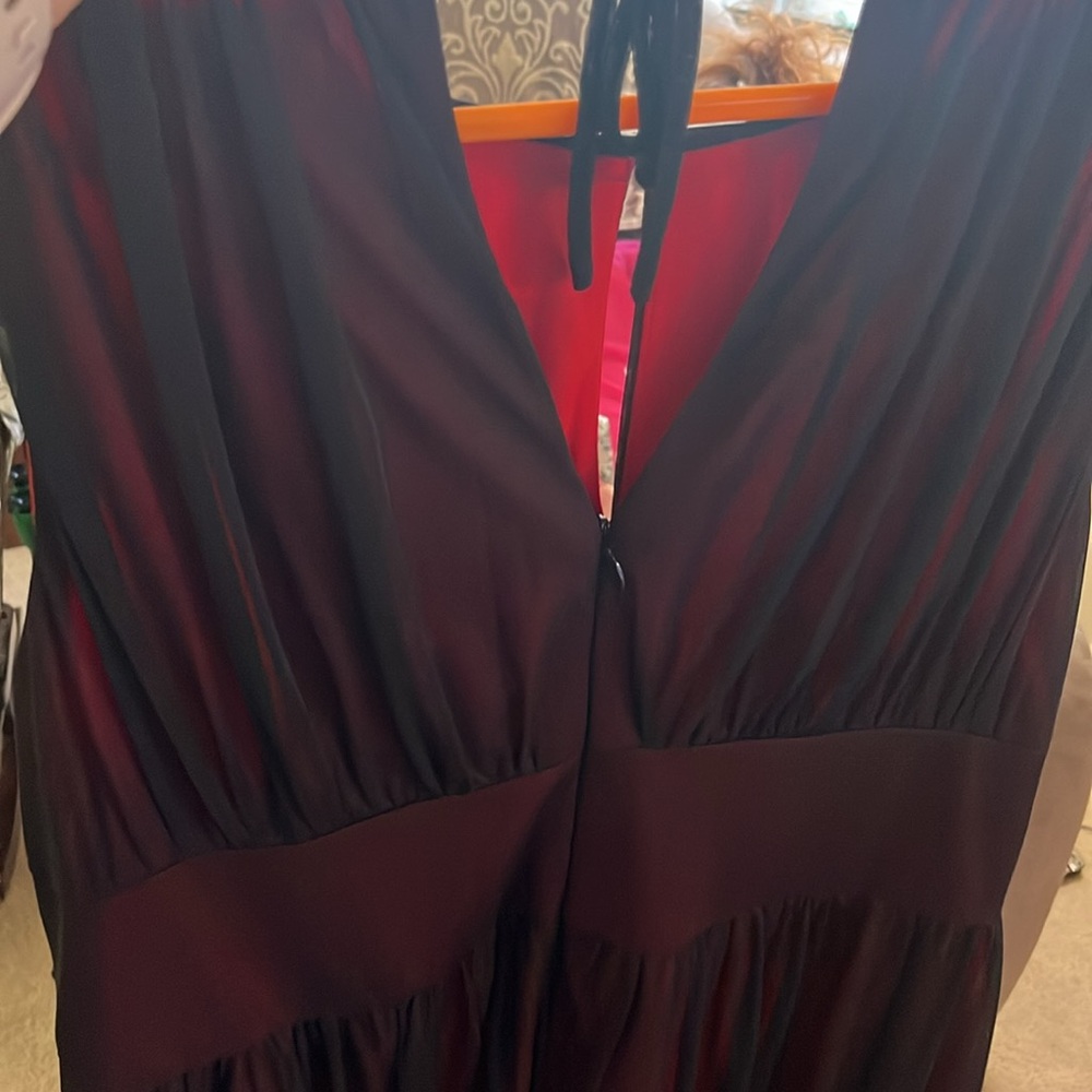 Black and red lined sleeveless evening dress
Jessica Howard - Picture 5 of 7
